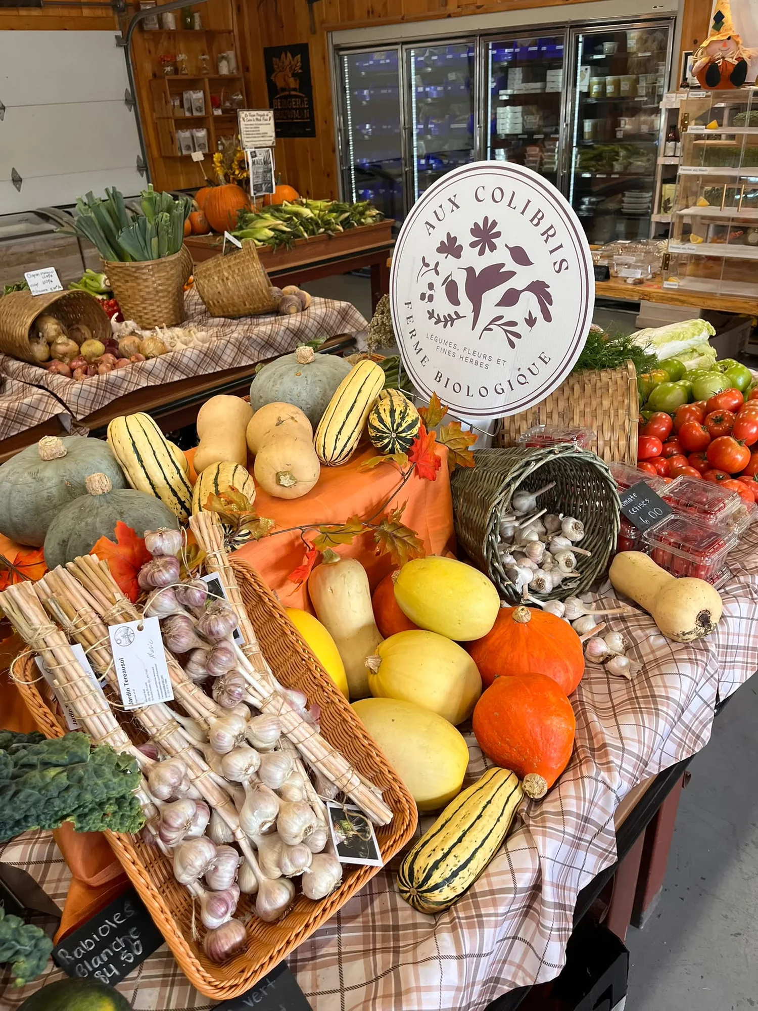 Courges, ail et légumes locaux sur les étals de la Halte au coin des rangs 7